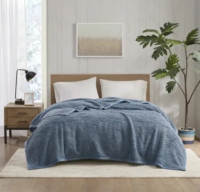 Woolrich Burlington Berber Blanket in Bedding in Ottawa - Image 3