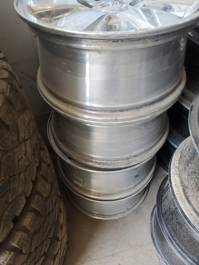 18'' 6 bolt GMC Sierra 1500 OEM Rims in Tires & Rims in Kamloops - Image 3