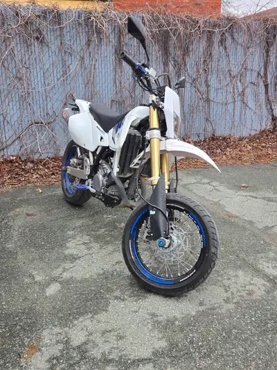 Super drz 400 avec tout le nessesaire deja dessus slip on yoshimura,poigner chauffante ,drop kit aju...