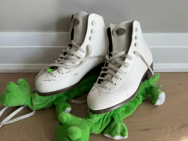 Higher End Riedell Figure Skates - Size 3 1/2 in Skates & Blades in Markham / York Region - Image 3