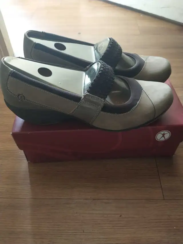 Women boots and shoes -size 11-12 in Women's - Shoes in Ottawa - Image 6