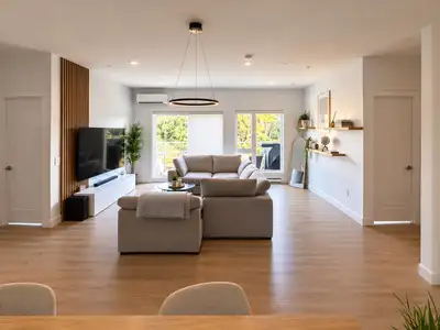 OFFRE EXCEPTIONNELLE – CESSION DE BAIL Magnifique condo moderne de 1 076 pi², spacieux, lumineux et...