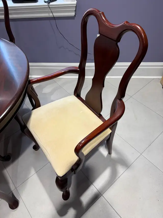 Gibbard Canadian Legacy Mahogany Oval Dining Table Six 6 Chairs in Dining Tables & Sets in City of Halifax - Image 3