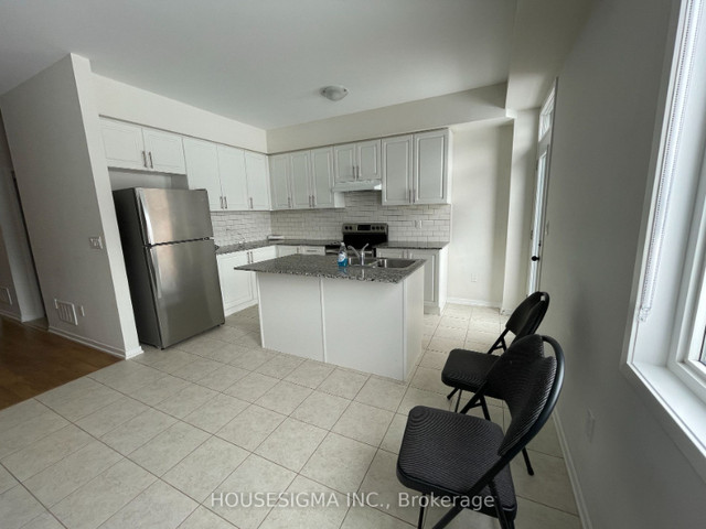 Town house For Lease 952 Kicking Horse Path Oshawa Ontario L1J 0 in Long Term Rentals in Oshawa / Durham Region - Image 4