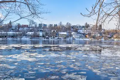 Grand 3 1/2 de 650pc à louer au BORD DE L'EAU. Maison centenaire complètement rénové et insonorisé....