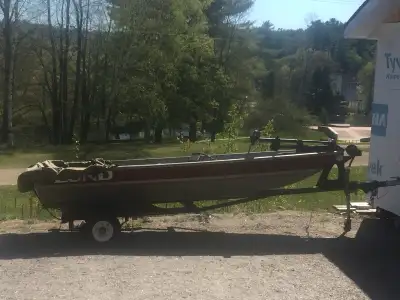 Selling a 12’ Lund Jon boat package comes with removable front casting deck with evenrude bow mount...