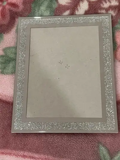 Add a touch of sparkle to your home with this beautiful silver glitter picture frame, which is in go...