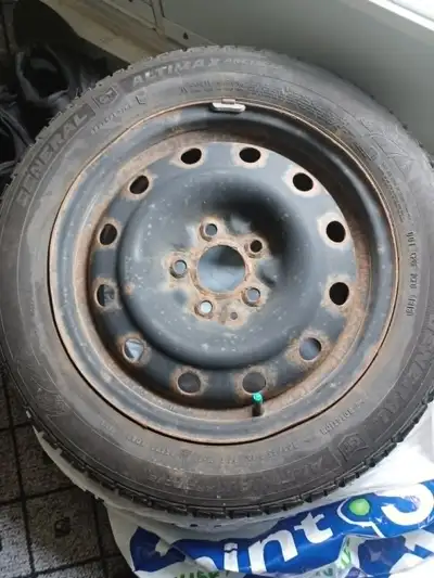Set de 4x pneus d'hiver sur roues à vendre Dimensions 205/55, R 16 Usure ~8/32''