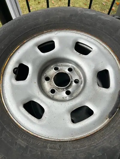 Pneu d'hiver nokkian monter sur jantes d'acier était sur un GMC Canyon Usure 10/32"