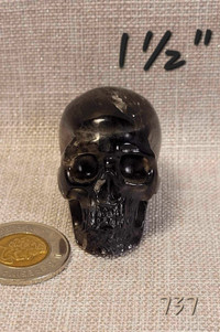 Petit crâne 1½" Skullis de quartz noir. Black quartz skull.