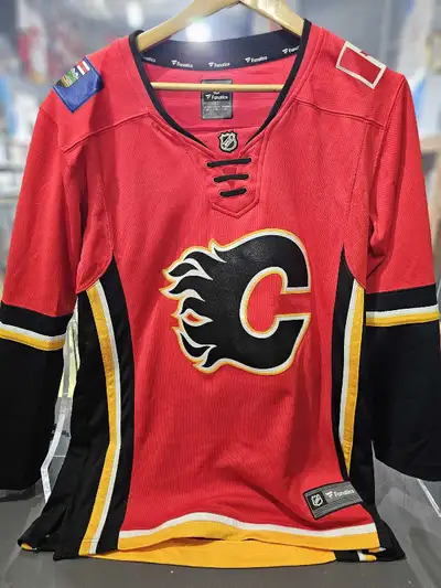 Get ready to show your team spirit with this Fanatics Calgary Flames jersey for women, size medium!...