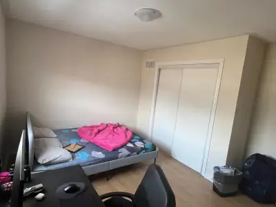 1 bedroom available Near Yonge and davis (upper canada mall) I want pure vegetarian person Room avai...