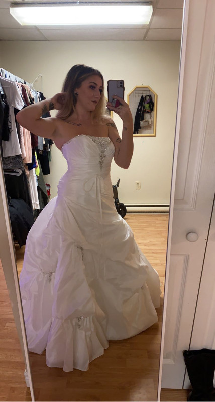 Wedding dress size 6 in Wedding in Fredericton