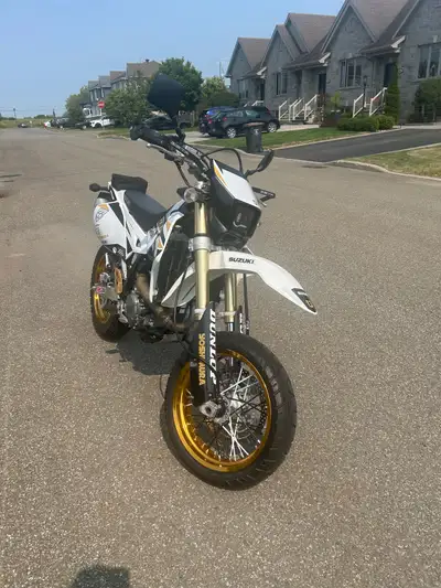 DRZ 400SM 2015 11800km -Lumiere au LED -Zeta Handguards - Ligne d'exhaust complete MRD - Carburateur...