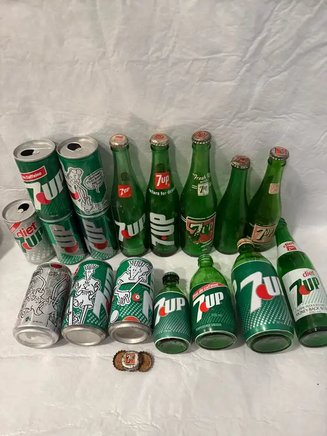 A vintage collection of 7up  in Arts & Collectibles in Petawawa - Image 7