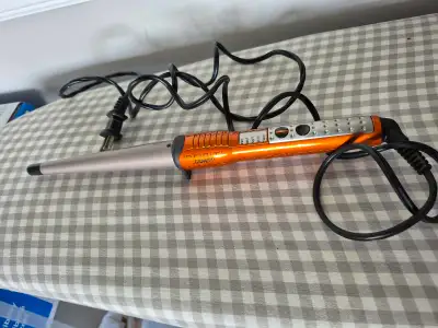 Barely used, Conair Infiniti, clipless Curling Iron in good working condition no issues. It has diff...
