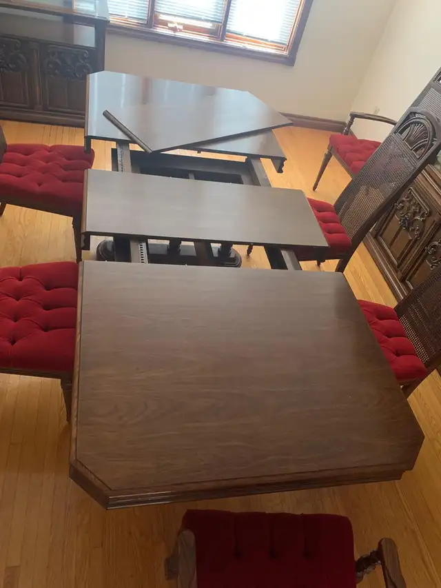 Beautiful Dining Room Set in Dining Tables & Sets in Hamilton - Image 6
