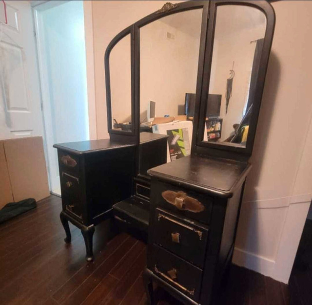 Antique Vanity Dressing Table w Tri Fold Mirror  in Dressers & Wardrobes in Hamilton - Image 2