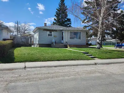2 bedroom home for rent, freshly painted and cleaned. The basement has laundry and has good potentia...