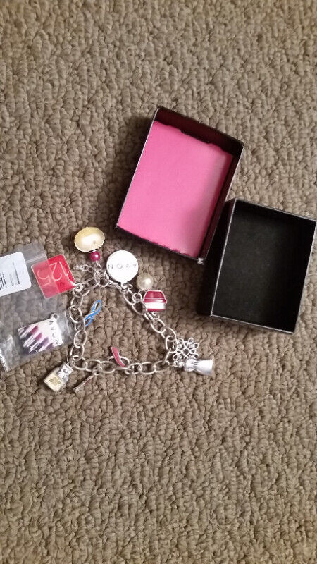 Avon bracelet , never used $5 in Jewellery & Watches in Moncton - Image 2