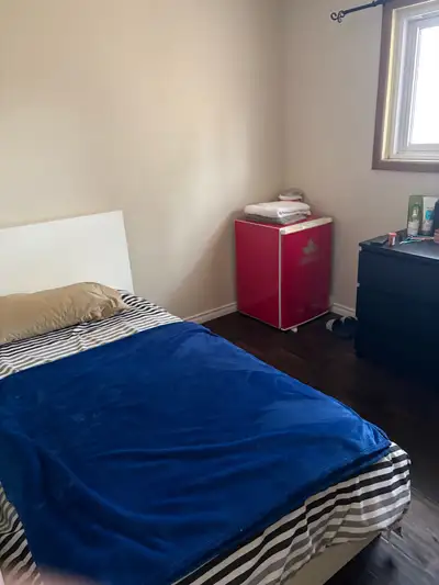 Private room available immediately for Spring sublet. Great location near campus with a 4 minute bus...