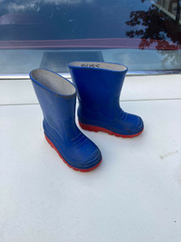 Kids rain boots 9