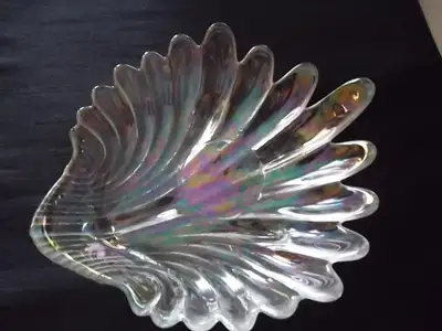 Ancien (1950) plat a bonbons ou hors d'oeuvres, en forme de coquille, iridescent reflets bleu/rose....