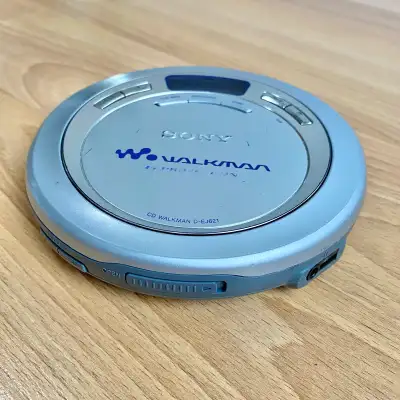 Vintage, Sony model D-EJ621 silver WALKMAN portable CD player in great working condition. The DISCMA...