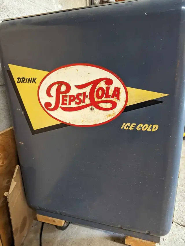 vintage Pepsi machine (water cooled) in Garage Sales in City of Toronto - Image 3