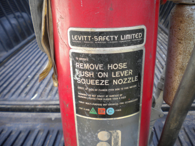Levitt Safety Limited Fire Extinguisher Vintage FOR DISPLAY ONLY in Arts & Collectibles in Oakville / Halton Region - Image 2