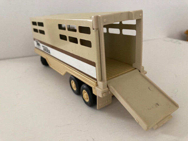 Vintage Tonka Horse Trailer 811974-A Brown/Tan Horse Cattle  Tra in Arts & Collectibles in Edmonton - Image 3