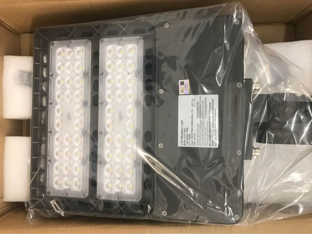 Led shoebox commercial pole mounted outdoor light fixture 150w in Other in Markham / York Region - Image 2