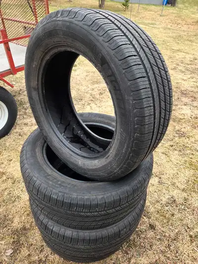 4 Très bons pneus d'été, Michelin Defender, 235/55/17. 250$ pour les 4. Voir photos pour grandeurs é...