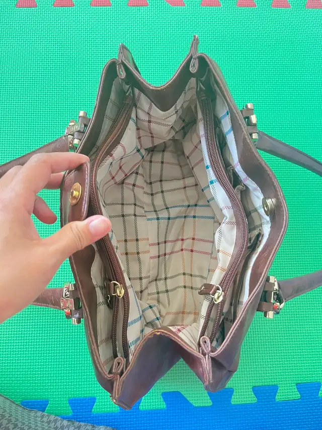 Woman’s Liz Claiborne Brown Handbag in Women's - Bags & Wallets in City of Toronto - Image 4