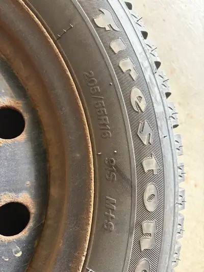 Selling for the rims, only one good tire.
