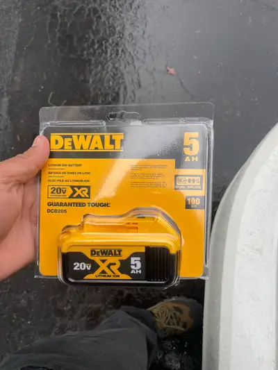 DEWALT DCB205 20V MAX Li-Ion BatteryDEWALT 20V Battery XR Lithium Ion pack provides more capacity th...