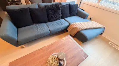 Selling a stylish living room set in excellent condition originally purchased from Structube. Both p...