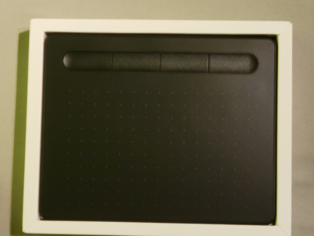 Wacom Intuos Graphics Drawing Tablet in General Electronics in Oshawa / Durham Region - Image 2