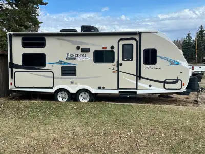 2019 Coachmen Freedom Express 23.9SE travel trailer for sale by owner. Sleeps 8, queen bed, u-shaped...