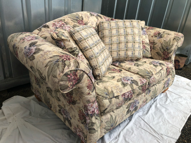 Custom floral print cloth love seat with cushions in Couches & Futons in Kelowna - Image 3