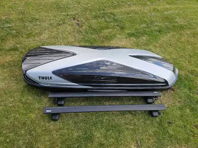 This pre-owned Thule Hyper XT cargo carrier and Thule WingBar Evo roof rack system offers a sleek, h...