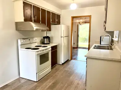 This 4bed 2.5 washrooms Semi-detached House locates in the quiet Shawnee Park neighborhood near Hwy...