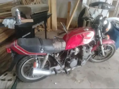 1981 yamaha 650 seca with papers 650 OR BEST OFFER Bike it has a dent on the right side of gas tank...