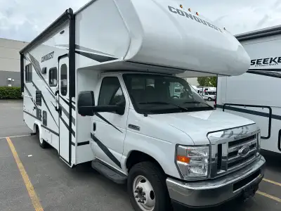 Conquest 6238. 25’ with bed over cab that sleeps 2. 2 in the dinette and 2 in the queen rear bed. Th...