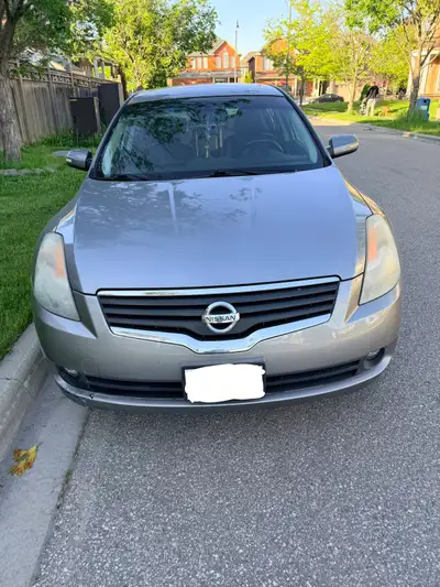 This 2007 Nissan Altima 3.5 SE comes with a powerful V6 engine and is being sold in an as-is conditi...