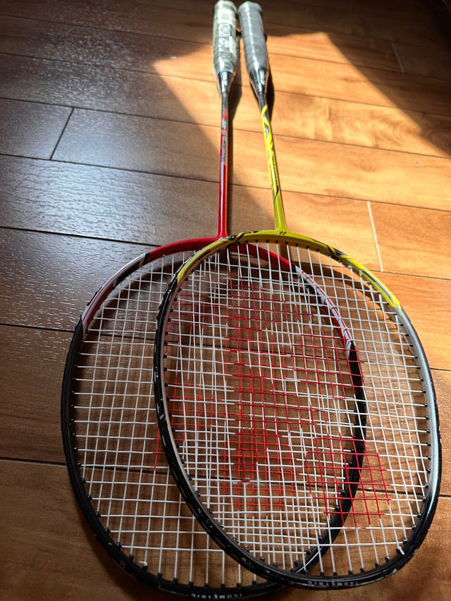 Yonex Voltric Lite Badminton Racquet 2pc. in Other in City of Halifax - Image 2