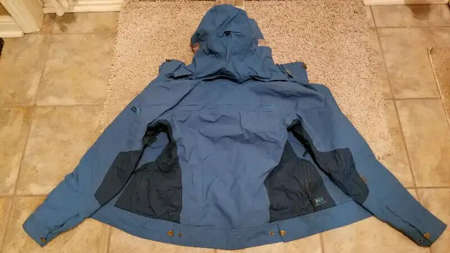 Helly Hansen Girls Ski Jacket Size XS in Kids & Youth in Oakville / Halton Region - Image 2