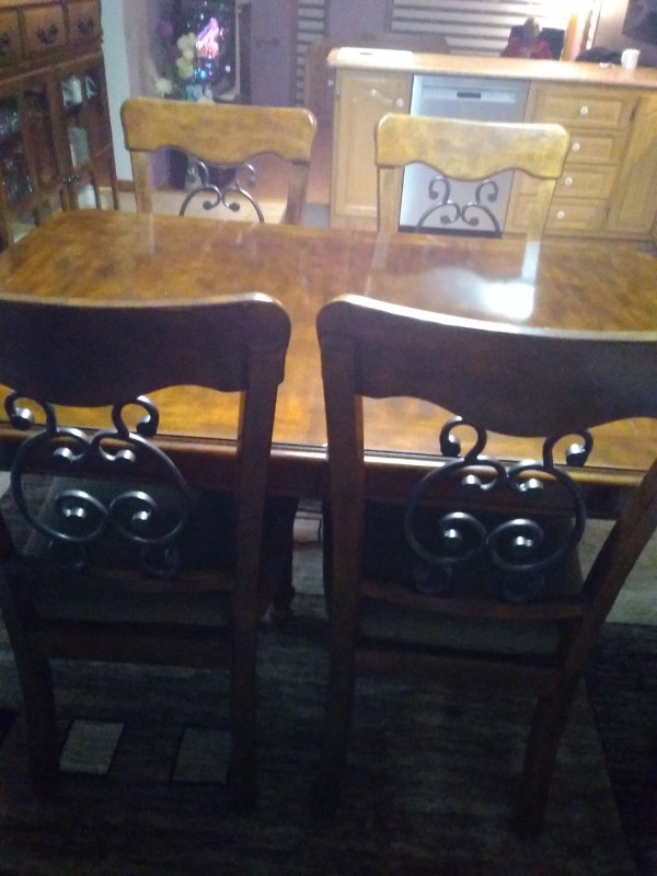 Beau set de salle à manger table et buffet de belle qualité Mobilier