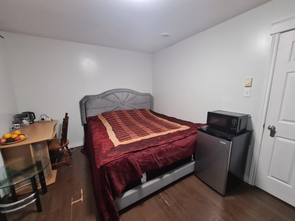 BEDROOM WITH PRIVATE BATHROOM 800CAD 2
