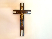 Crucifix ancien (1937) en bois, incrustations nacre et bronze